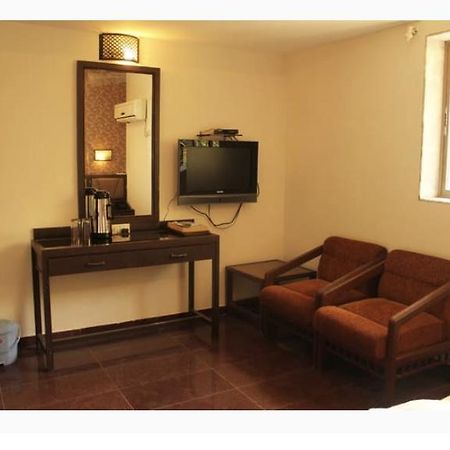 Hotel Ganesh Palace Мумбаи Экстерьер фото